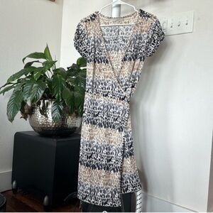Loft Wrap Summer Dress Sz S Tan Navy Blue V neck Short Sleeves Ties in the Back